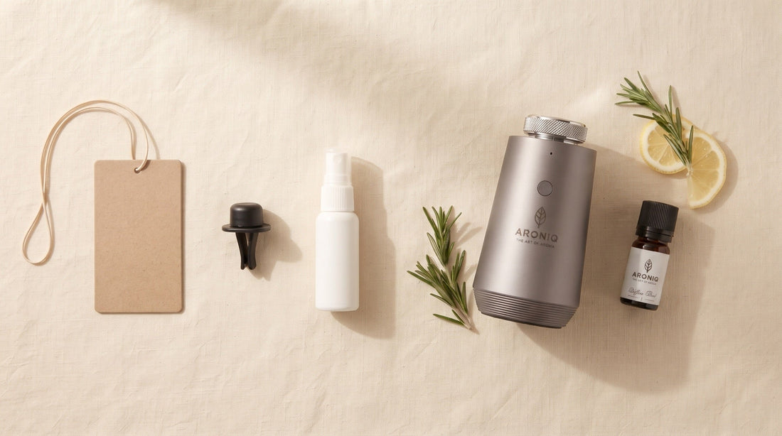 Autodiffuser naast een geurkaartje, ventilatieclip en spray: de vergelijking